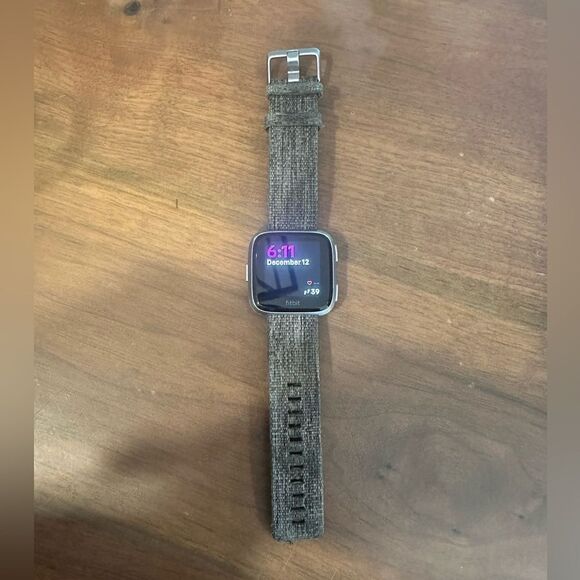 Fitbit Versa Special Edition Smart Watch, Charcoal Woven, One Size - Picture 4 of 5